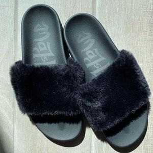 💥 Size 8 Women's Trendy Black Fuzzy Fluffy Faux Fur Open-Toe Slides